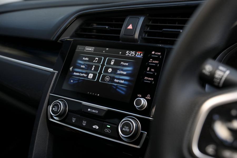 Детали интерьера Honda Civic VTi Sedan (FC) 2019 года  (AU) (фото 18 из 35)